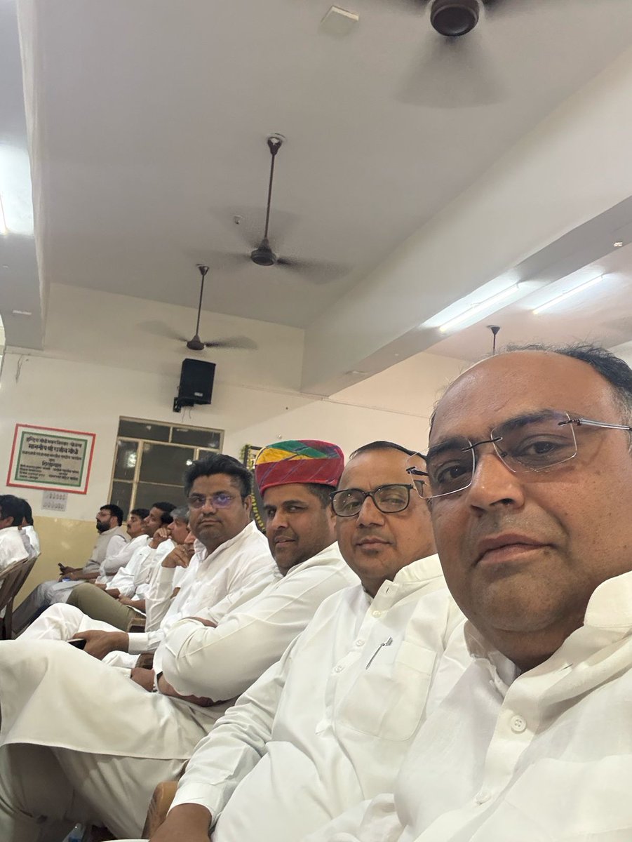 आज जयपुर में राजस्थान प्रदेश कांग्रेस कमेटी के नेतृत्व में आयोजित "संविधान बचाओ अभियान"के तहत कार्यकारिणी बैठक में भाग लिया।

<a href="/INCRajasthan/">Rajasthan PCC</a> <a href="/Sukhjinder_INC/">Sukhjinder Singh Randhawa</a>
<a href="/GovindDotasra/">Govind Singh Dotasra</a>  <a href="/TikaRamJullyINC/">Tika Ram Jully</a>