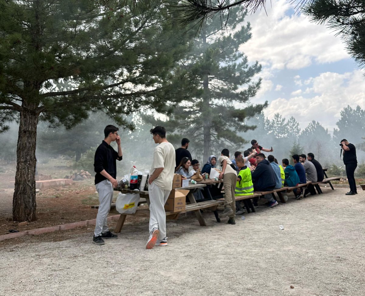 Konya Sevgi Evinde kalan "kimsesiz" kardeşlerimizin 23 Nisan’da "kimsesi" olmaya çalıştık. Türk milletinde "kimsesiz" kalmayana dek gayretimizi sürdüreceğiz.