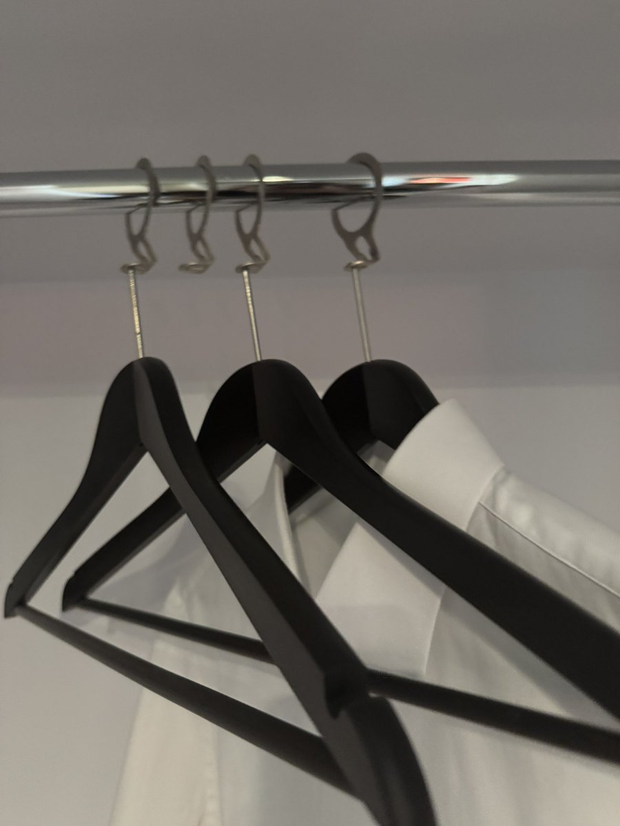 Te wkurwiające wieszaki w  hotelach są po to, żeby ich nie ukraść? Dlaczego 4* hotel zakłada, że im ukradnę akurat wieszaki, a nie poduszkę? Przecież to jest funkcjonalny dramat 🤯