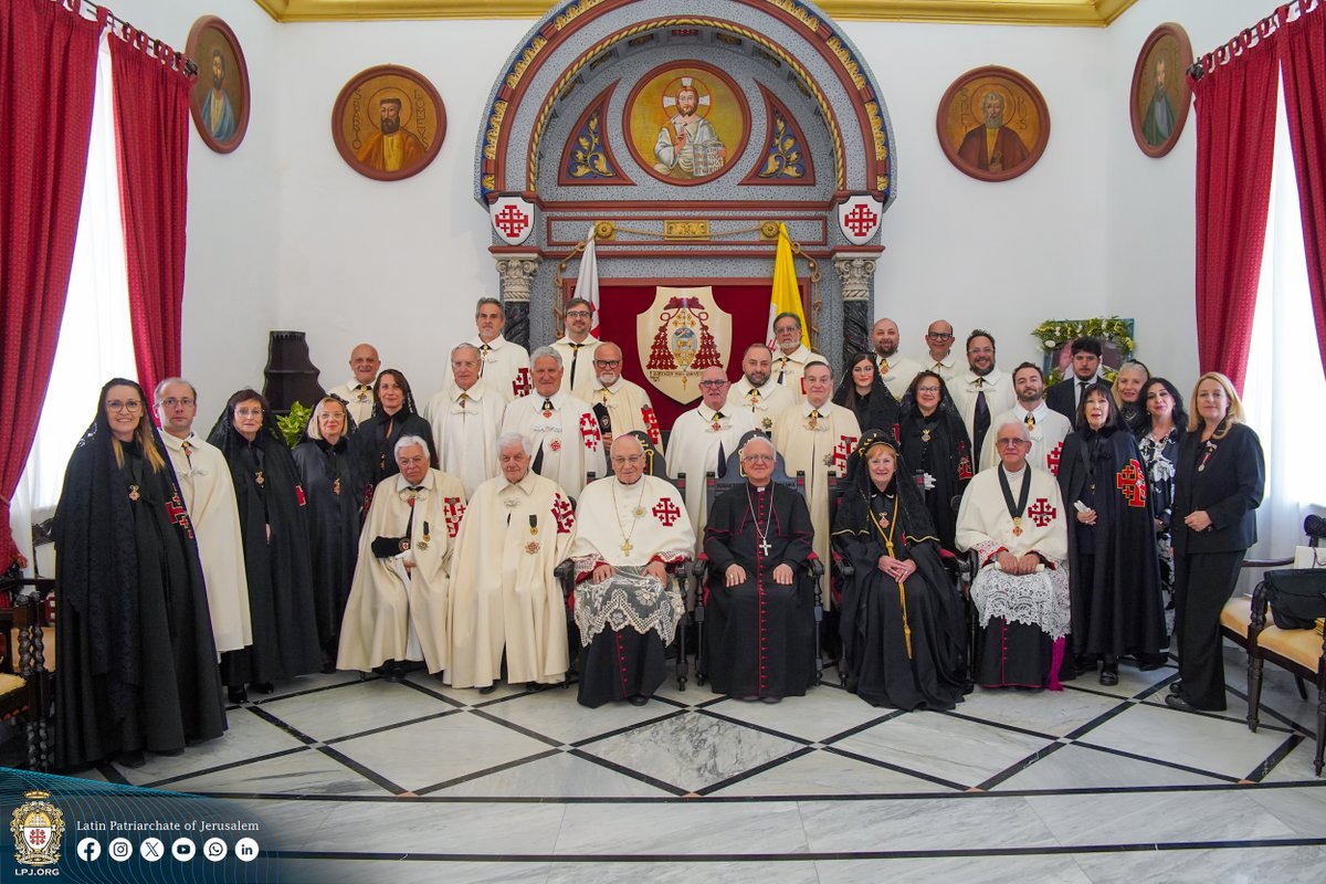 24 نيسان 2025، استقبل المطران وليم شوملي، النائب البطريركي العام فرسان من فرسان القبر المقدس في إيطاليا، حيث إستلم بعضهم صدفة الحج لزيارته الأولى للأرض المقدسة.

On April 24, 2025, Msgr. William Shomali, General Vicar, welcomed to the Patriarchate Knights and Dames of the Holy