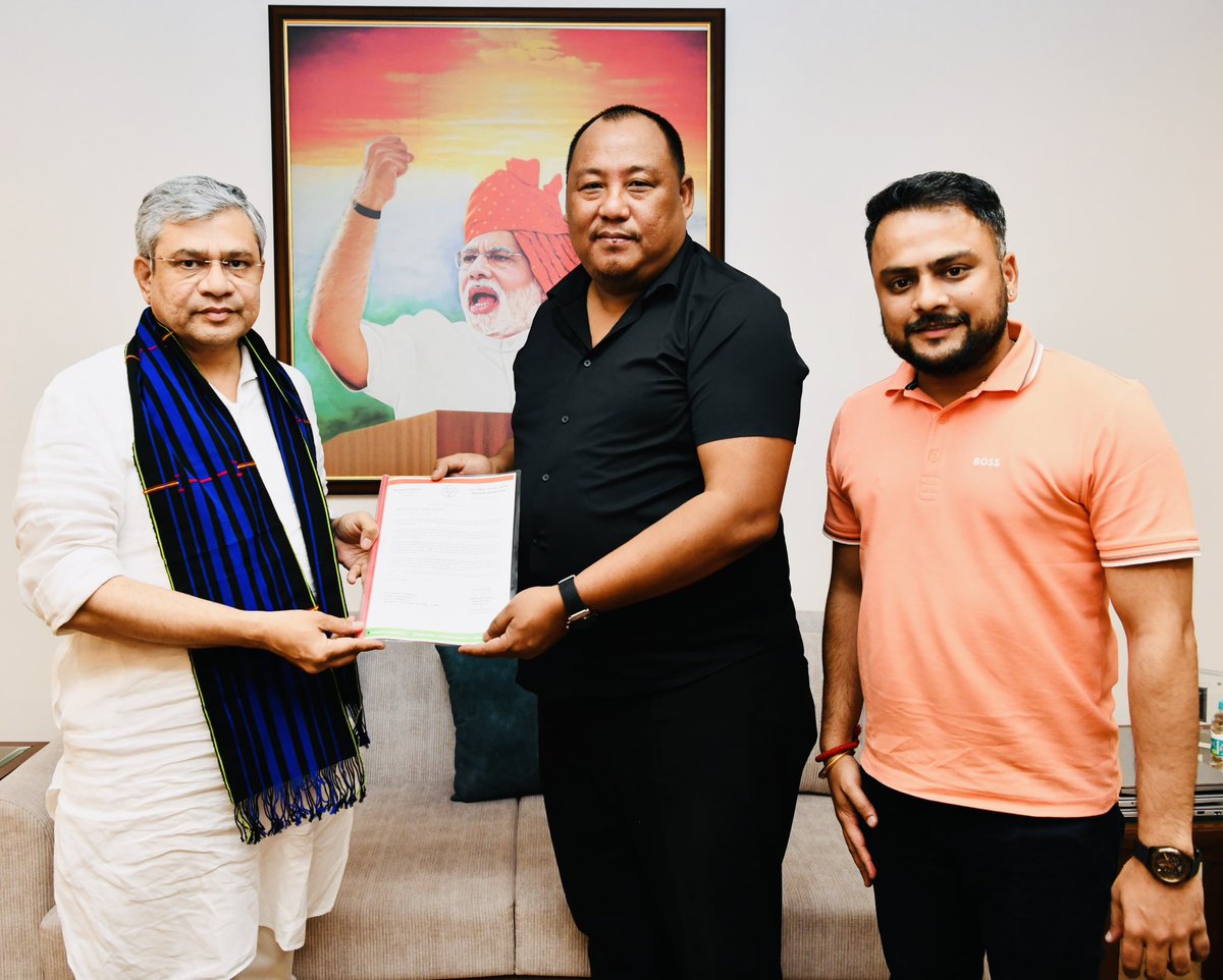 Had a fruitful meeting with Hon’ble Cabinet Minister for Railways and Information &amp; Broadcasting, Shri <a href="/AshwiniVaishnaw/">Ashwini Vaishnaw</a> ji .

We discussed various ongoing and proposed railway projects in the state aimed at enhancing connectivity, fostering regional development, and improving