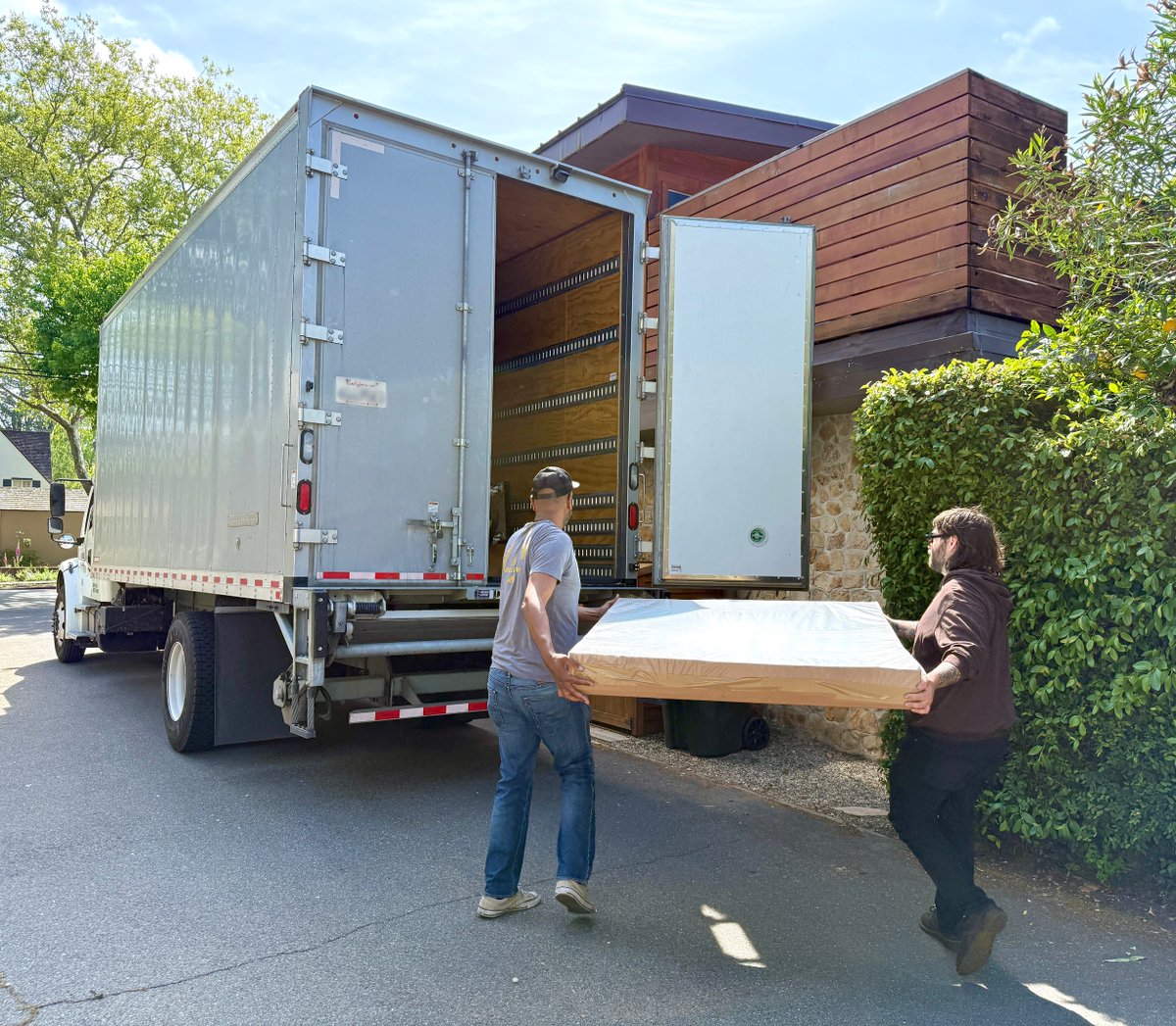 atelier4llc's tweet photo. Happy Thursday! The sun is up, the sky is blue, and we’re on the move with art in tow.
#Atelier4 #theecstasyofarthandling https://t.co/8vLW2FnxzQ
