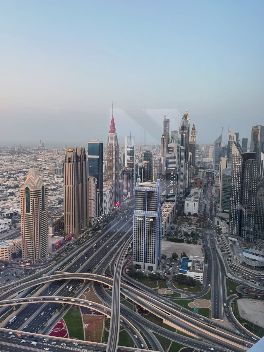 Репост IG/ines.hmelevska    Посмотреть на Дубай с высоты – must-do в этом городе! Панорамные площадки есть на Dubai Frame, Burj Khalifa, The View at The Palm, но мы выбрали Sky Views Observatory. Одна из самых бюджетных смотровых площадок города, но эмоции на высоте!