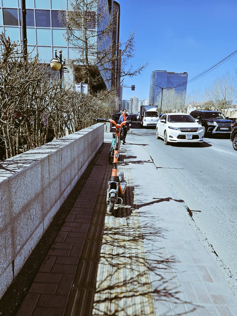 Өөрөө чөлөөтэй замаар зорчиж хүрэх газраа хүрээд, дараагийн зорчигчийн замыг таглаад орхисон байдлаас монгол хүний бэртэгчин selfish зан харагдана.