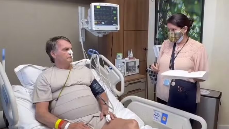 marinahelenabr's tweet photo. Quem achou normal Bolsonaro ser intimado na UTI, sem urgência e contra o que manda a lei, pela simples crueldade de um juiz, deveria se fazer uma pergunta simples:

Se a Justiça não respeita direitos básicos de um ex-presidente e líder da oposição, por que respeitaria os seus? https://t.co/qTDzyrz1Bb