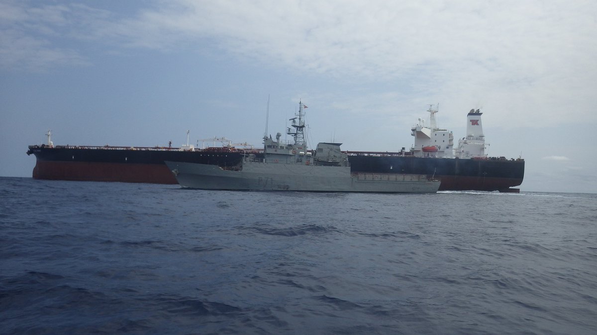 EMADmde's tweet photo. Os damos los #buenosdías a bordo del patrullero #Serviola que refuerza la vigilancia marítima en el mar de Alborán y estrecho de Gibraltar. En el marco de las Operaciones de Presencia, Vigilancia y Disuasión #OpsPvD, el buque de la @Armada_esp realiza actividades de verificación y control del tráfico marítimo. #Mandodeoperaciones