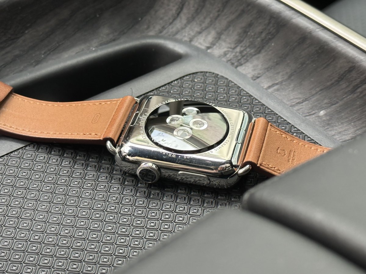 SnazzyLabs's tweet photo. Happy 10th birthday to Apple Watch! Revisiting the original keynote is a nostalgic trip because it’s so different from what Apple envisioned. While it’s undoubtedly better now than it was at launch, it ain’t as pretty! The original pillow case design was simply breathtaking. https://t.co/hhHVySsARC