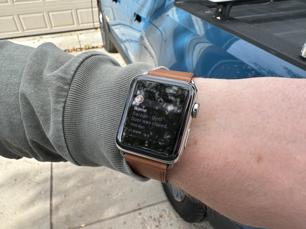 SnazzyLabs's tweet photo. Happy 10th birthday to Apple Watch! Revisiting the original keynote is a nostalgic trip because it’s so different from what Apple envisioned. While it’s undoubtedly better now than it was at launch, it ain’t as pretty! The original pillow case design was simply breathtaking. https://t.co/hhHVySsARC