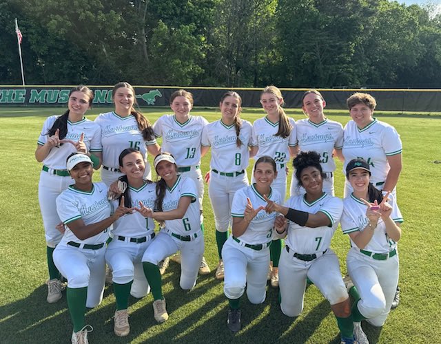 TheParkSoftball's tweet photo. Senior Night W…13 days later! https://t.co/H7DwAcVEB1