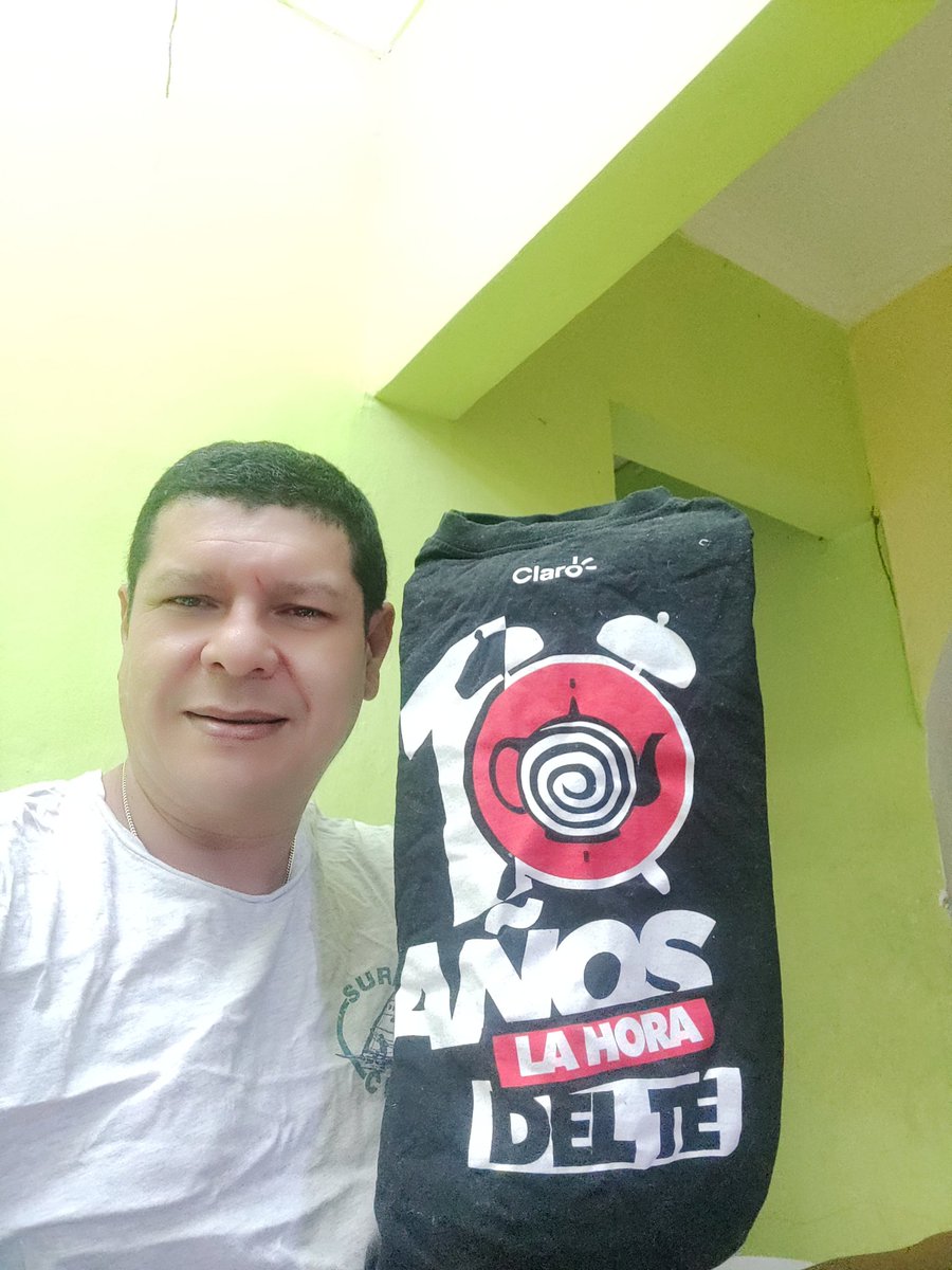 Buenos días Trío de vulgares 
<a href="/ca_acosta/">Carlos Andrés Acosta</a> 
<a href="/fervarelahn/">Fer Varela</a> 
<a href="/luislarahn/">Luis Lara</a> quien llevó marquesotes?