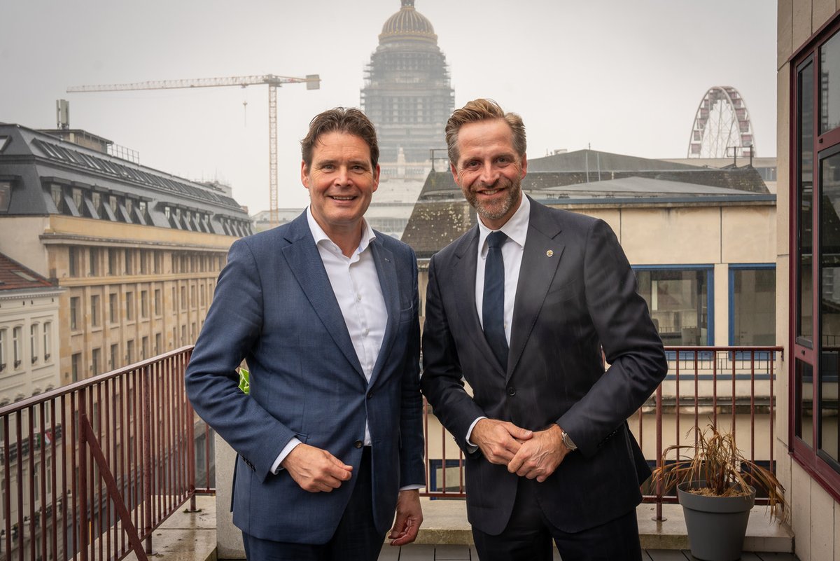 Benelux Union (@beneluxunion) on Twitter photo Hernieuwde kennismaking van secretaris-generaal Frans Weekers met waarnemend commissaris van de Koning in #Zeeland, <a href="/hugodejonge/">Hugo de Jonge</a>. Goede gesprekken over onder meer het traject Zeeland 2050 en over wat de #Benelux aan deze toekomstvisie zou kunnen bijdragen. Hernieuwde kennismaking van secretaris-generaal Frans Weekers met waarnemend commissaris van de Koning in #Zeeland, <a href="/hugodejonge/">Hugo de Jonge</a>. Goede gesprekken over onder meer het traject Zeeland 2050 en over wat de #Benelux aan deze toekomstvisie zou kunnen bijdragen.