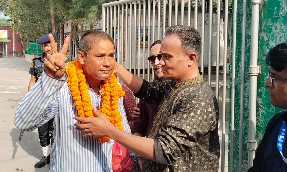 মুক্তি পেলেন সাংবাদিক টিপু, ফুলের মালায় বরণ