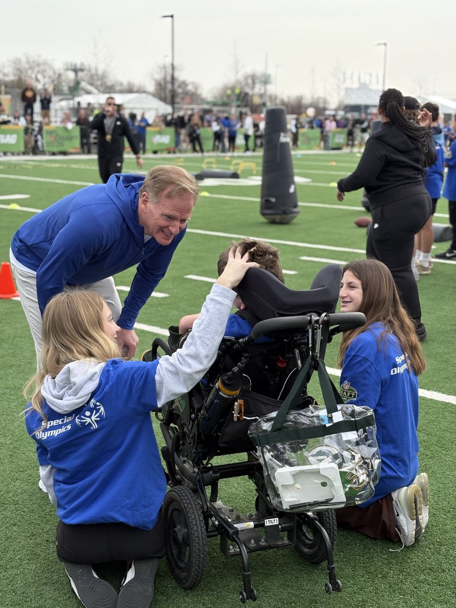 Howard-Suamico Schools (@hssd) on Twitter photo It's a special week in Green Bay! π The <a href="/NFL/">NFL</a> & Special Olympics hosted an event for draftees to participate in drills with our students. π Thanks also to NFL Commissioner Roger Goodell for taking time out of his day to share a moment with our kids! π₯° <a href="/NFLDraft/">NFL Draft</a> <a href="/hssdbv/">Bay View Middle School - Pirates!</a> It's a special week in Green Bay! π The <a href="/NFL/">NFL</a> & Special Olympics hosted an event for draftees to participate in drills with our students. π Thanks also to NFL Commissioner Roger Goodell for taking time out of his day to share a moment with our kids! π₯° <a href="/NFLDraft/">NFL Draft</a> <a href="/hssdbv/">Bay View Middle School - Pirates!</a>