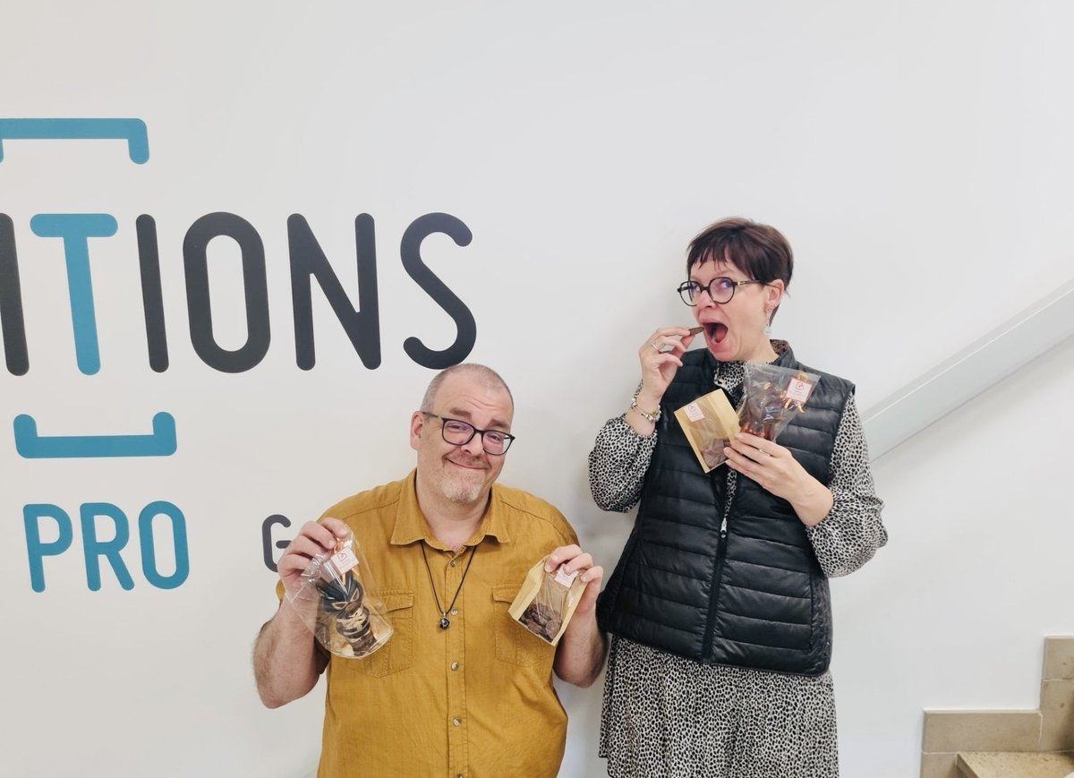 🐰🥚 Alerte info : le lapin de #Pâques est passé chez Transitions Pro Grand Est… 
Des œufs planqués dans des recoins improbables et des collègues déterminés à ne pas rentrer bredouilles. 🍬 

#ChasseAuxOeufs #TeamBuilding #PauseChoco #AmbianceDeTravail #LapinDePâques