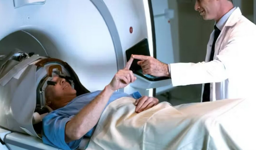 IMPRESCINDÍVEL: DESCOBERTA A CURA DA DOENÇA DE PARKINSON

Orlando Avendaño, de 72 anos, vivia há três décadas com os tremores causados pela doença de Parkinson. Recentemente, ele foi curado graças a uma nova técnica que utiliza raios de ultrassom focado, aplicados por um aparelho