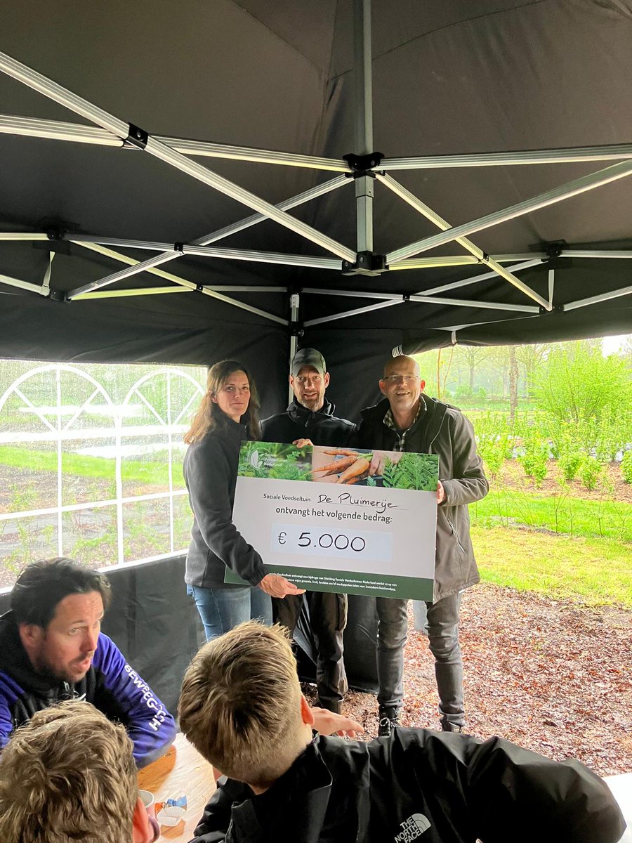 Vanmiddag het vignet Sociale Voedseltuin en een cheque overhandigd aan de initiatiefnemers van de Pluimerije #Pluimerije #Socialevoedseltuinen