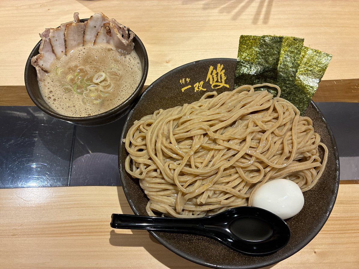 mirait207's tweet photo. 今日オープンした博多一双 雙にて特製つけ麺特盛🍜

今の時間は待ち時間あまりなく入店😳

慶史の麺が美味い❗️つけ汁は最初軽やかな味わいで段々と豚骨と魚介が濃厚に🤔

麺量400gを完食して最後は追い出汁で完飲🙏こりゃ美味いぞ😊 https://t.co/eYIYfem65j