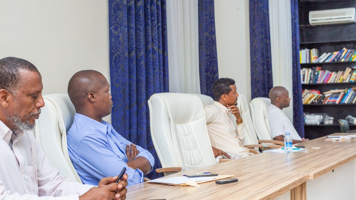 Cumogadishu's tweet image. English Instructors at the institute of Foundation and Language FLI, City University of Mogadishu, had training on “Authentic Assessment of Student Learning,” led by University President, Prof. Dr. Abdullahi A. Barise. This step boosts teaching quality and modern learning!
#City