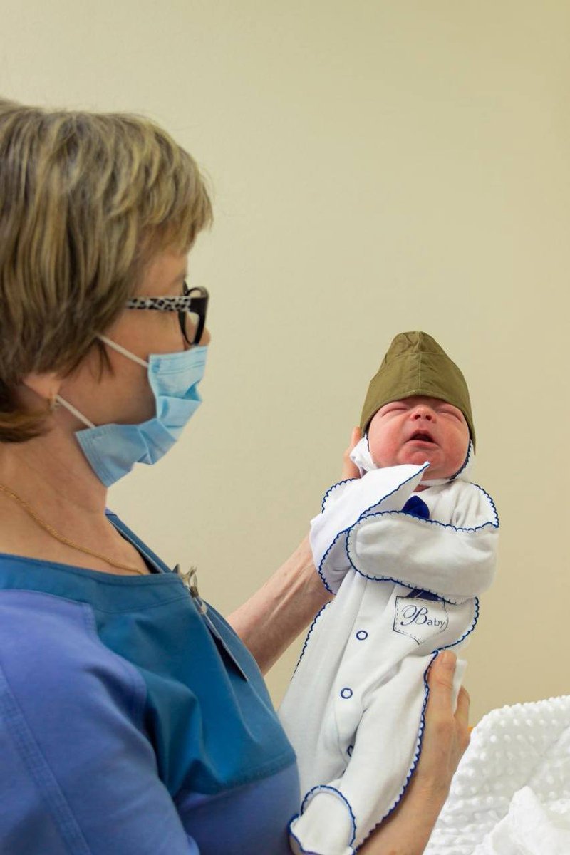 В роддоме Кузбасской областной детской клинической больницы к 80-летию Победы появилась «трогательная традиция» — выписывать новорождённых в миниатюрных пилотках и плащ-палатках 🤡

Выглядит и звучит это все как откровенная и довольно злая ирония.