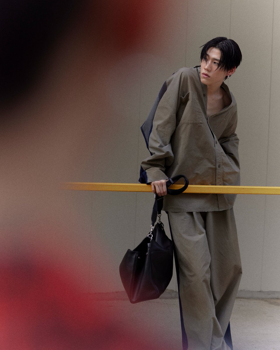 ARCHITECTURE IN THE BACK. ATTITUDE IN THE FRONT. 🖤

PP KRIT GBA BALENCIAGA SINGAPORE
#PPKRITBALENCIAGAtoSG

เผยลุคสตรีทสไตล์ ณ ประเทศสิงคโปร์ของ 'พีพี กฤษฏ์' ในลุคที่ 34 จาก Balenciaga คอลเล็กชั่นฤดูใบไม้ร่วง 2025 คอมพลีตลุคด้วยกระเป๋ารุ่น Rodeo Messenger และรองเท้ารุ่น Opera