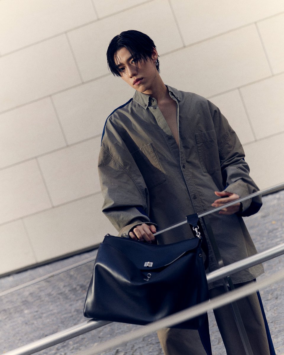 ARCHITECTURE IN THE BACK. ATTITUDE IN THE FRONT. 🖤

PP KRIT GBA BALENCIAGA SINGAPORE
#PPKRITBALENCIAGAtoSG

เผยลุคสตรีทสไตล์ ณ ประเทศสิงคโปร์ของ 'พีพี กฤษฏ์' ในลุคที่ 34 จาก Balenciaga คอลเล็กชั่นฤดูใบไม้ร่วง 2025 คอมพลีตลุคด้วยกระเป๋ารุ่น Rodeo Messenger และรองเท้ารุ่น Opera