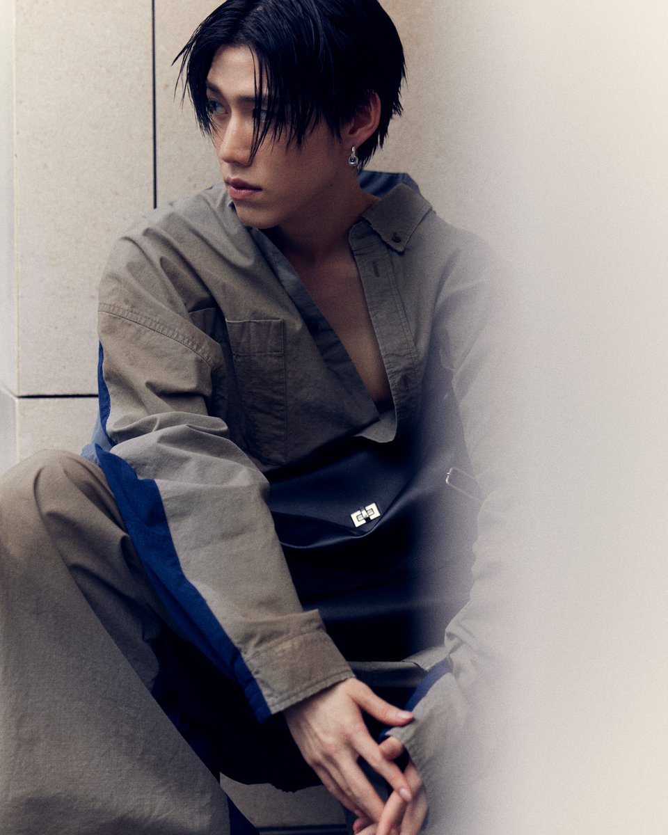 ARCHITECTURE IN THE BACK. ATTITUDE IN THE FRONT. 🖤

PP KRIT GBA BALENCIAGA SINGAPORE
#PPKRITBALENCIAGAtoSG

เผยลุคสตรีทสไตล์ ณ ประเทศสิงคโปร์ของ 'พีพี กฤษฏ์' ในลุคที่ 34 จาก Balenciaga คอลเล็กชั่นฤดูใบไม้ร่วง 2025 คอมพลีตลุคด้วยกระเป๋ารุ่น Rodeo Messenger และรองเท้ารุ่น Opera