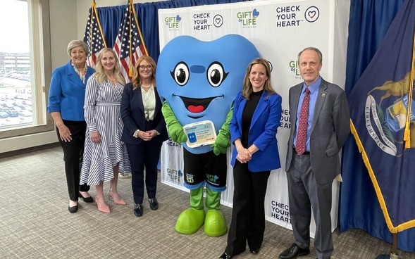 Secretary Benson promotes Michigan Organ Donor Registry in honor of Donate Life Month: bit.ly/3GphQdF. In 2024, more than 206,000 residents joined the registry bringing the total across the state up to 4.6 million. <a href="/GiftofLifeMich/">Gift of Life Michigan</a> #MiGov <a href="/EversightVision/">Eversight</a> #DonateLife
