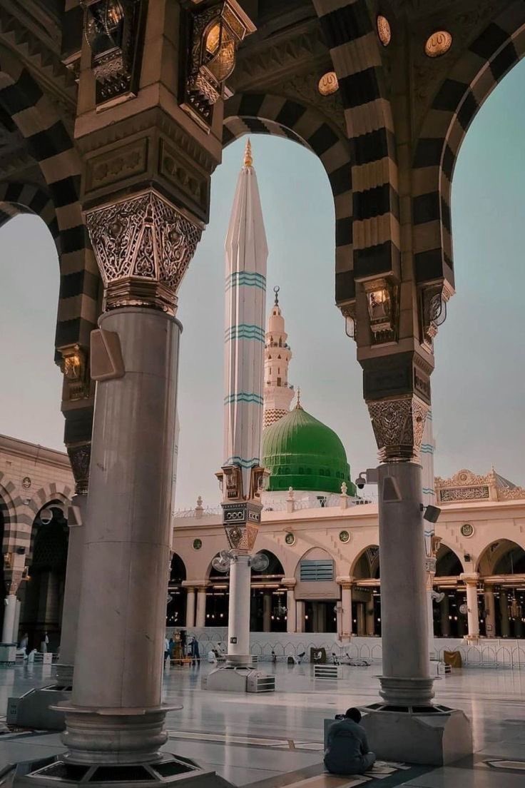 "طوبی لمن حَبَّ النبيَّ بقلبه،
وبذكره طول الزمان ترنما!" ﷺ