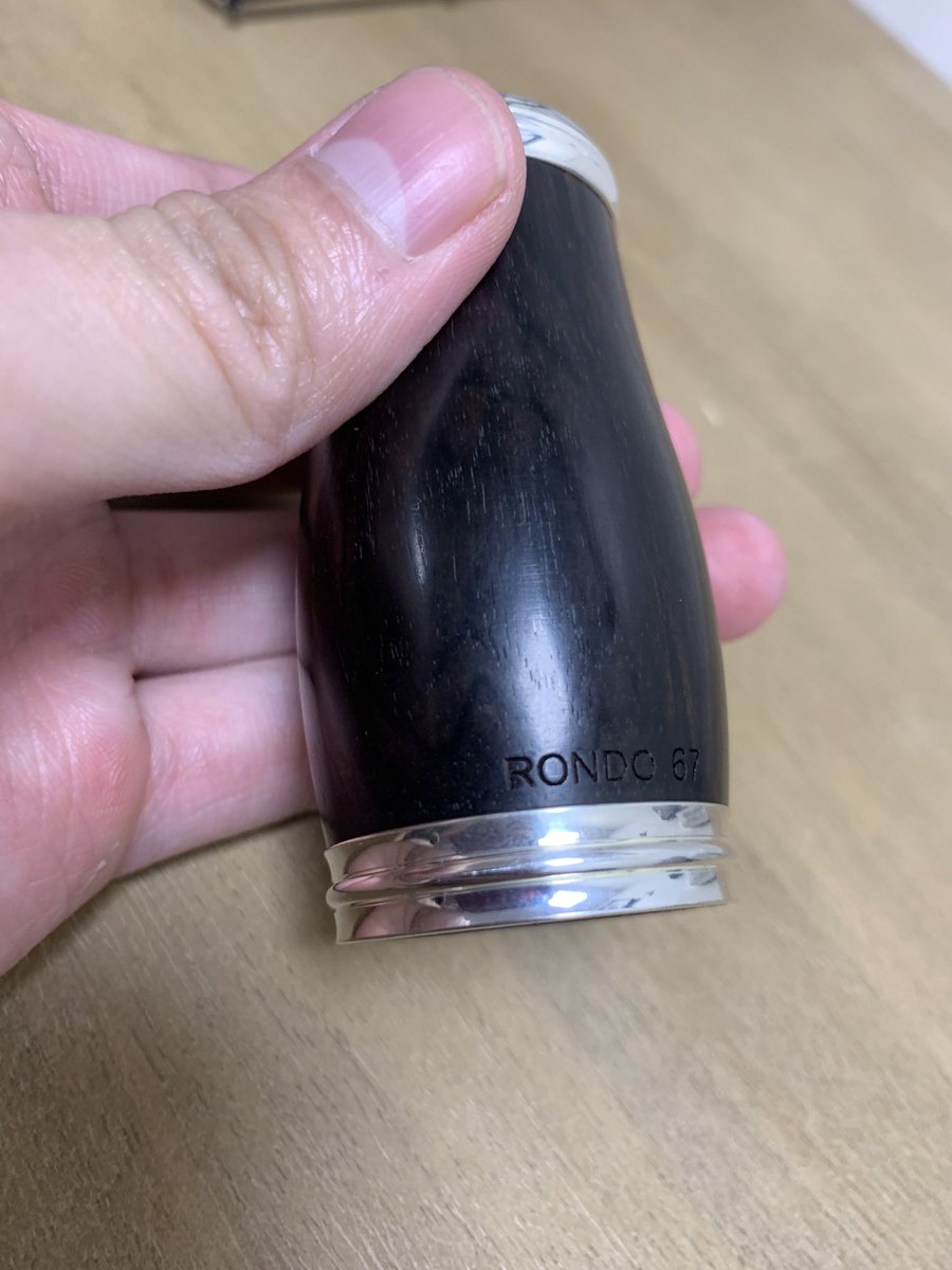 本日は割れた楽器を交換(無料)するため、パリのクランポン本社へ