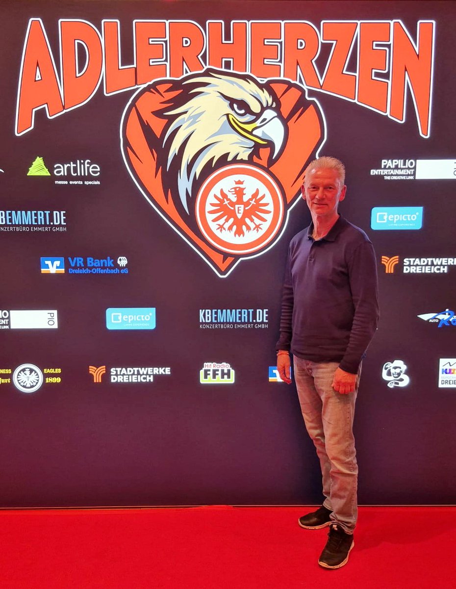 Gestern war Premiere von #Adlerherzen 🖤❤️
Das erste Theaterstück über die <a href="/Eintracht/">Eintracht Frankfurt</a> von Henni Nachtsheim. Er gehört zur hessischen Kultur wie die #SGE und Äppler. Ein sehr unterhaltsames Stück für Fans. Gerne lasse ich mich für die Traumatherapie auf die Warteliste setzen. 😉