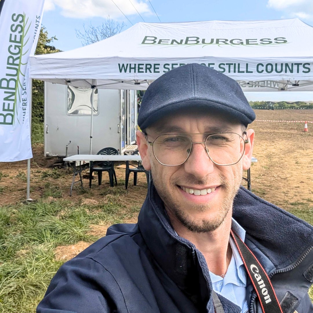 FarmersGuide's tweet image. Machinery reporter Daniel Hodge is viewing the latest @JohnDeere #sprayers today 💦
Thank you to the @BenBurgessAg Coates team for the invite 🙌

#benburgess #johndeere #machinery #springspraying #ukfarming #machinerynews #events #farmingevents