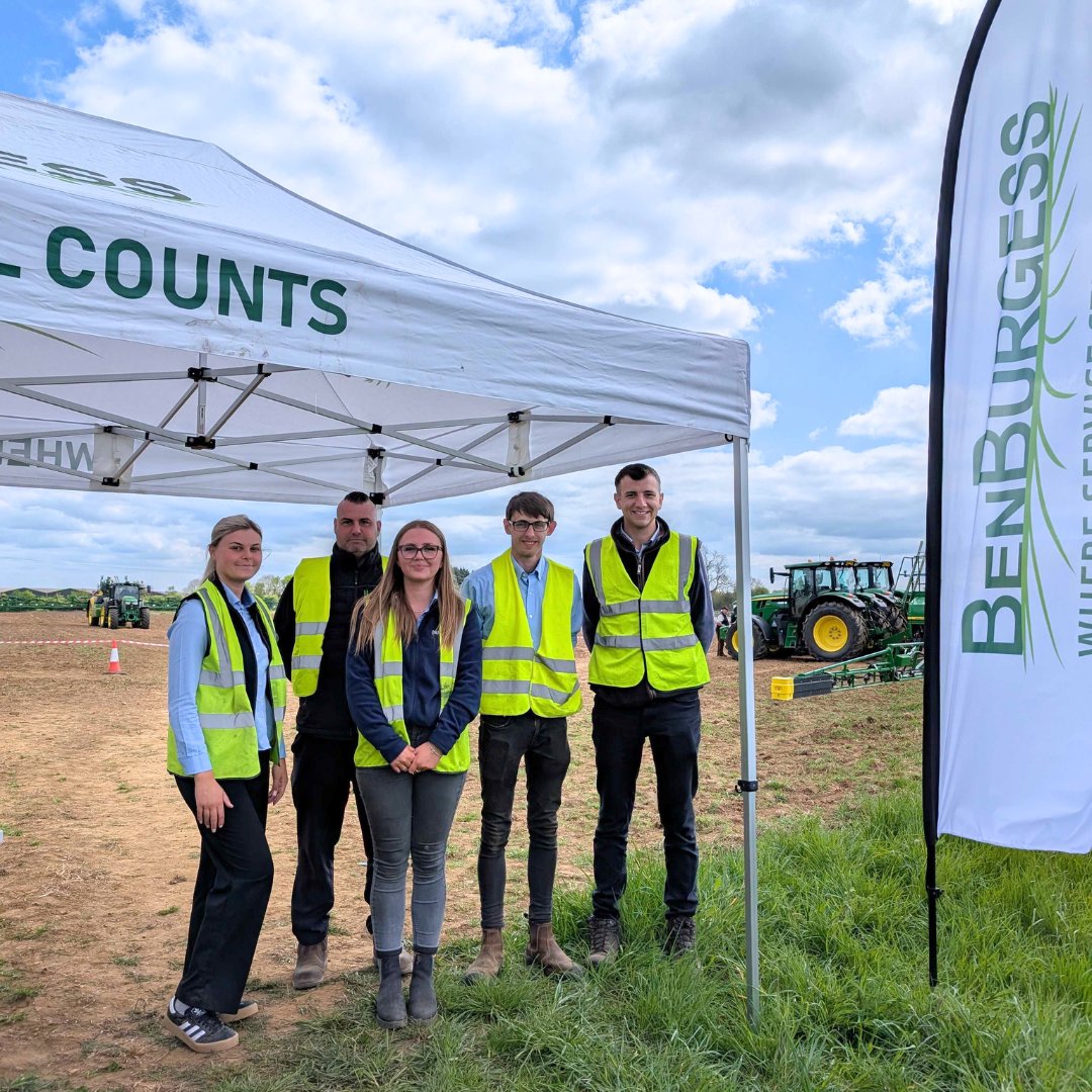 FarmersGuide's tweet image. Machinery reporter Daniel Hodge is viewing the latest @JohnDeere #sprayers today 💦
Thank you to the @BenBurgessAg Coates team for the invite 🙌

#benburgess #johndeere #machinery #springspraying #ukfarming #machinerynews #events #farmingevents