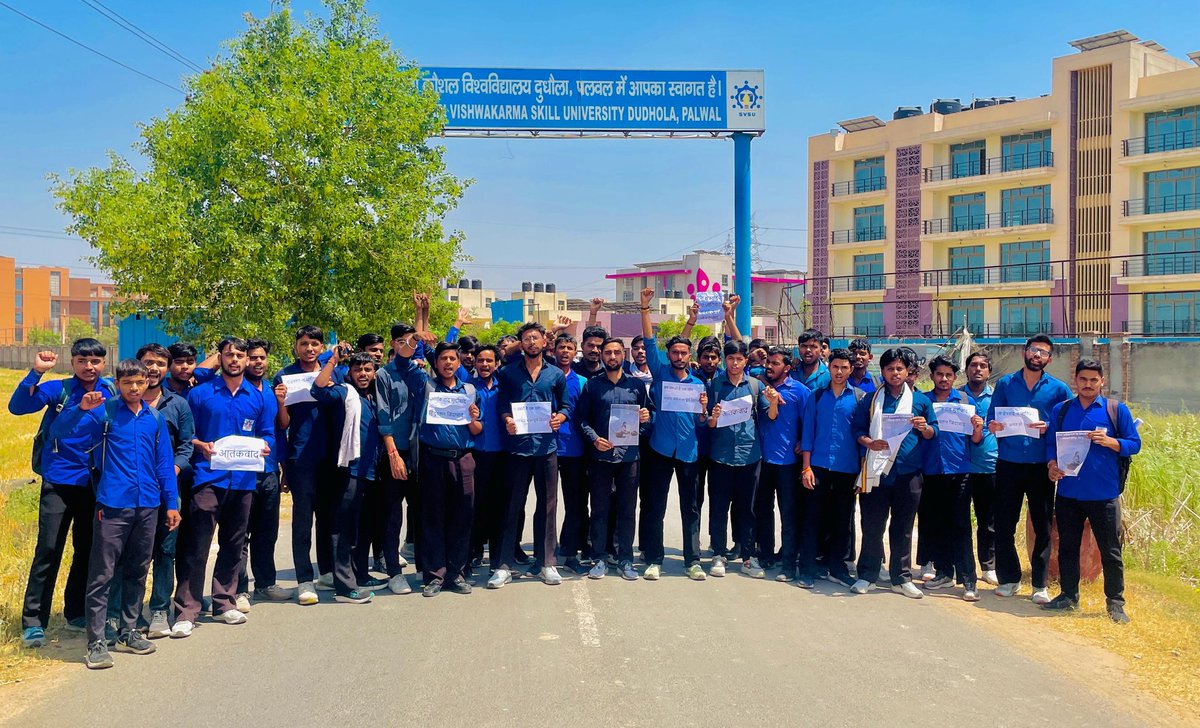 HaryanaAbvp's tweet photo. अभाविप पलवल जिले के कार्यकर्ताओं द्वारा विभिन्न स्थानों पर जम्मू-कश्मीर के पहलगाम में पर्यटकों की निर्मम हत्या के विरोध में प्रदर्शन किया गया एवं शहीदों को श्रद्धांजलि अर्पित की गई।

#HaryanaAbvp #PahalgamTerrorAttack https://t.co/Uq8AMvwDJr