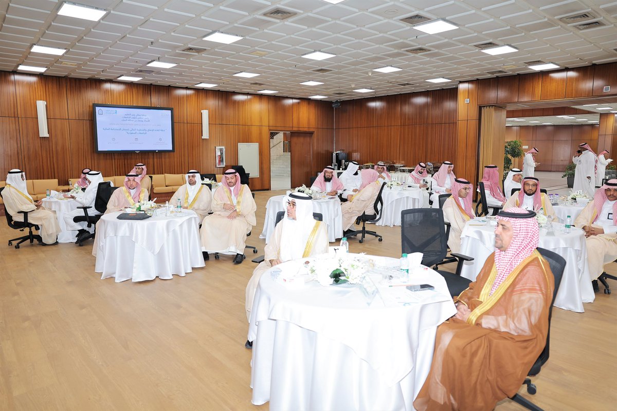 برعاية وحضور معالي وزير التعليم أ. يوسف بن عبدالله البنيان..
#جامعة_الإمام وبالتعاون مع مجلس شؤون الجامعات <a href="/cua_gov_sa/">مجلس شؤون الجامعات</a> تنظّم اليوم الخميس 24 / 04 / 2025، في مبنى المؤتمرات بالمدينة الجامعية ورشة "خطة كفاءة الإنفاق والتخطيط المالي" لضمان استدامة الجامعات السعودية.