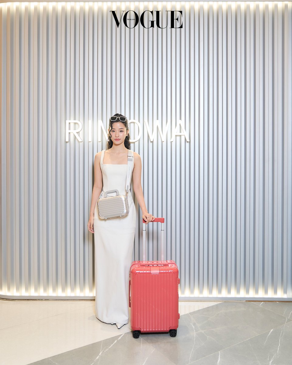 VogueThailand's tweet photo. เปิดภาพเหล่าเซเลบริตี้ในงานเปิดตัวคอลเล็กชั่น Essential สองเฉดสีใหม่ล่าสุดอย่างของแบรนด์ @RIMOWA อย่างสี “GRANADA” และ “VERDE” ประกอบด้วย  ตู-ต้นตะวัน @tontawan_t, ซี-พฤกษ์ @zee_pruk, อาเล็ก-ธีรเดช, โบว์-เมลดา  และอองรี จากวง @PROXIE_Official ที่แต่ละคนนำเสนอกลิ่นอายการดีไซน์อย่างพิถีพิถันในกระเป๋าหลากหลายสไตล์ สะท้อนจิตวิญญาณของการเดินทางอย่างทันสมัยในแบบฉบับริโมว่า #RIMOWA #RIMOWAEssential #RIMOWAColours

ภาพ: Nattanam W.