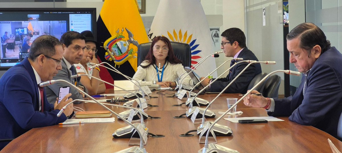 RegimenEconomAN's tweet photo. ✅ Sesión Ordinaria N.º 103 
Invitados aportaron con sus observaciones:
🔹 Reforma al Código Monetario:
· Dra. Cristina Trujillo
· Dra. Gabriela Alarcón
· Ab. Manuel Lojano
🔹 Regalías (Toachi-Pilatón)
· Delegados del @RecNaturalesEC 
· Dr. @lourdestiban1 https://t.co/LKhQCY3tq9