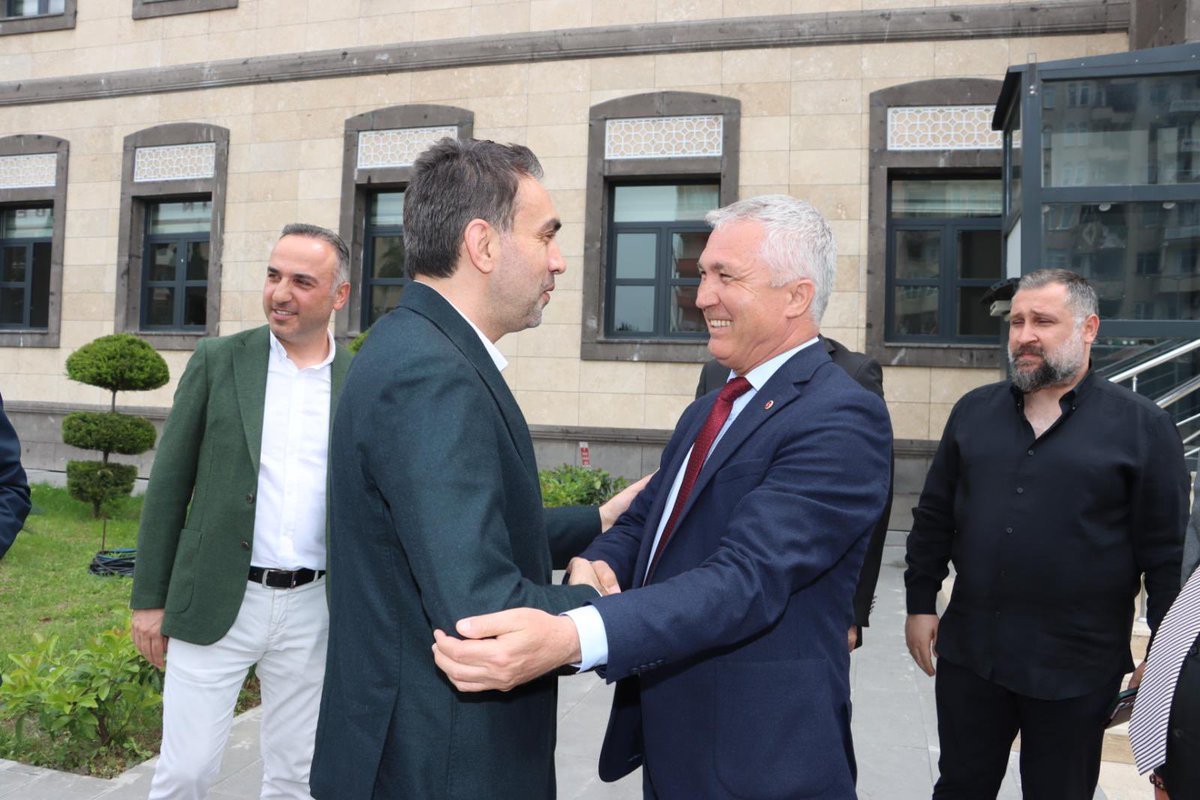 AdemAldemir33's tweet photo. 📍Akdeniz İlçe Milli Eğitim Müdürlüğü

İl Yönetim Kurulu Üyelerimiz, Akdeniz İlçe Başkanımız Sayın Mehmet Ali Can ve Akdeniz İlçe Teşkilatımızla birlikte Akdeniz İlçe Milli Eğitim Müdürümüz Sayın Saim Demir’i makamında ziyaret ederek ilçemizde yapımı tamamlanan yeni okullar, planlama aşamasında olan eğitim yatırımları ve evlatlarımızın daha iyi şartlarda eğitim alabilmesi adına atılacak adımlar üzerine kapsamlı ve verimli bir istişare gerçekleştirdik.

Eğitim alanında atılan her adımın, yarınlarımız için ne kadar kıymetli olduğunun bilinciyle; iş birliği ve koordinasyon içerisinde çalışmalarımıza devam ediyoruz.

Misafirperverlikleri ve değerli paylaşımları için Sayın Müdürümüze teşekkür ederiz.
