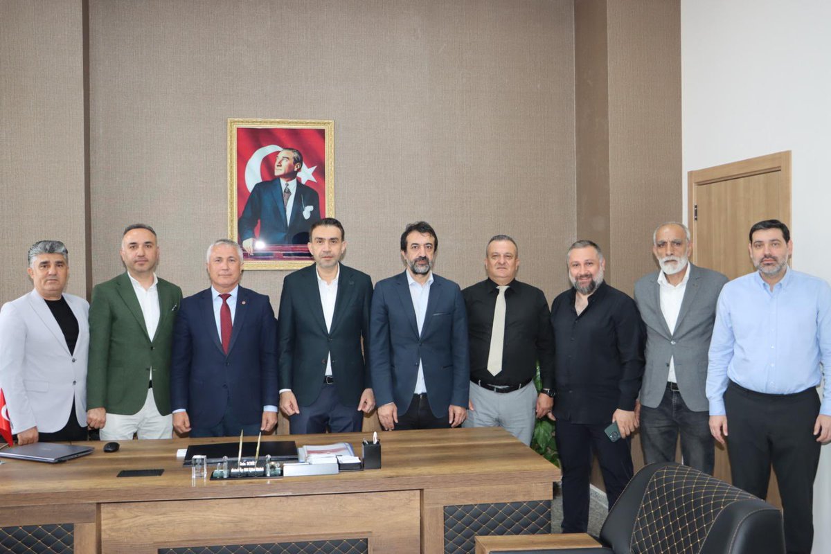 AdemAldemir33's tweet photo. 📍Akdeniz İlçe Milli Eğitim Müdürlüğü

İl Yönetim Kurulu Üyelerimiz, Akdeniz İlçe Başkanımız Sayın Mehmet Ali Can ve Akdeniz İlçe Teşkilatımızla birlikte Akdeniz İlçe Milli Eğitim Müdürümüz Sayın Saim Demir’i makamında ziyaret ederek ilçemizde yapımı tamamlanan yeni okullar, planlama aşamasında olan eğitim yatırımları ve evlatlarımızın daha iyi şartlarda eğitim alabilmesi adına atılacak adımlar üzerine kapsamlı ve verimli bir istişare gerçekleştirdik.

Eğitim alanında atılan her adımın, yarınlarımız için ne kadar kıymetli olduğunun bilinciyle; iş birliği ve koordinasyon içerisinde çalışmalarımıza devam ediyoruz.

Misafirperverlikleri ve değerli paylaşımları için Sayın Müdürümüze teşekkür ederiz.