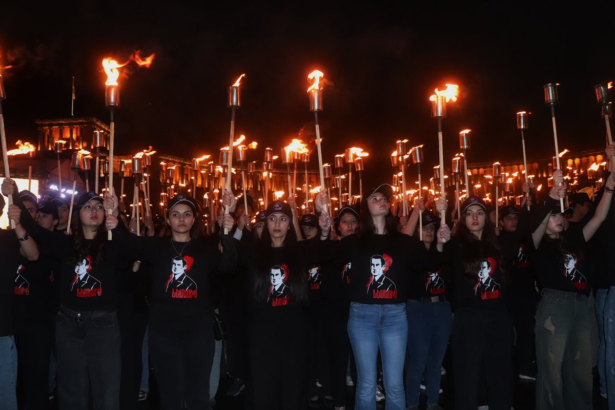 BettyArslanian's tweet photo. Una cobertura más sin #justicia.

Seguiré marchando mientras haya algo que contar. Documentar también es resistir. 

▪️110° Aniversario del #GenocidioArmenio | Marcha de las antorchas | 📍#Yerevan https://t.co/IpCqLkPjfR