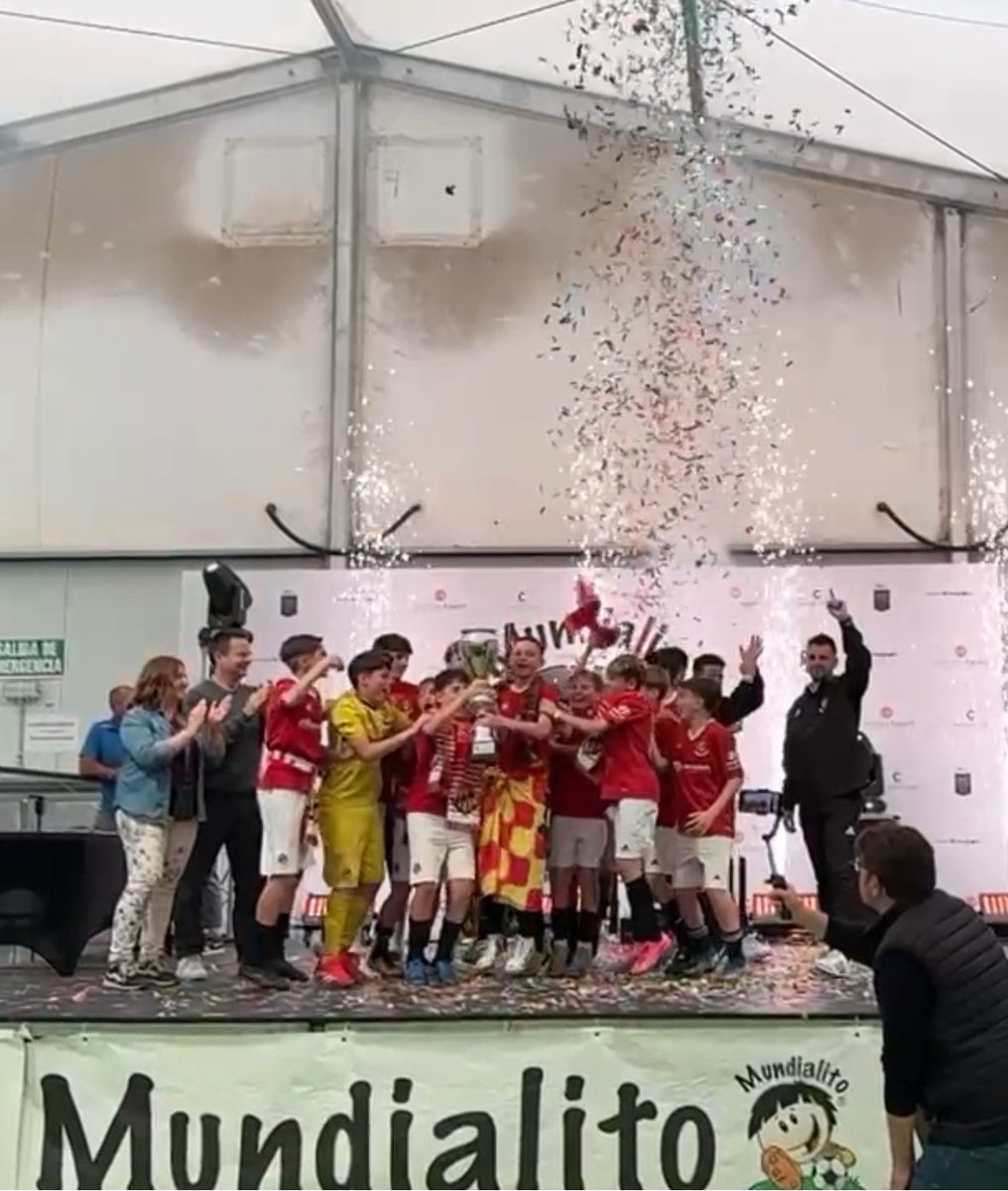 🏆 Campions del Mundialito
El nostre Sub13 A ha fet història guanyant el Liverpool a la final.
Estem molt orgullosos del nostre futbol base, que creix amb força i valors.
Gràcies al lideratge i compromís dels entrenadors <a href="/Lahoz01/">Oscar Lahoz Esteve</a> i Toni.
Això és fer club! 🔴⚪
#Mundialito2025