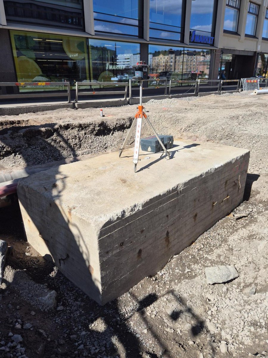 Mysteerimötikkä on kaivettu taas esiin - syy voi yllättää 🤔

Syy on tylsä ja tavallinen. 

Kiinteistön omistaja haluaa, että tämä väestösuojan varauloskäytäväksi paljastunut rakenne vesieristetään. Ja Kruunusillat tekee nyt sen.

Kuva: Kruunusillat-raitiotie.