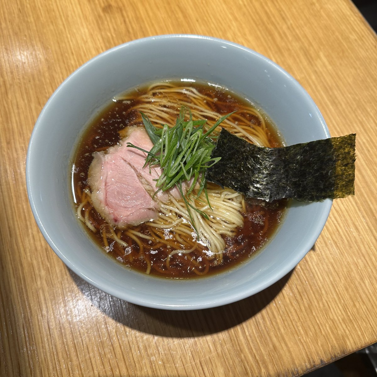 mennokoutei's tweet photo. 【土日のご来店、誠にありがとうございます！】
こんにちは、麺皇です🍜

本日は当店の“命”とも言える、麺へのこだわりをご紹介させてください🙇🏻

麺皇では、老舗・菅野製麺所さんの特製麺を使用しております。
しなやかで滑らか、喉越しも抜群。スープと一体になった瞬間の“うまさの爆発力”は、一度味わえば忘れられません。

この麺の存在が、麺皇の一杯を完成させています👍
ぜひ、その“啜る幸せ”を体感してください‼️

⸻

#麺皇 #特製麺 #菅野製麺 #ラーメン好きな人と繋がりたい #啜る幸せ #職人の味 #東京ラーメン