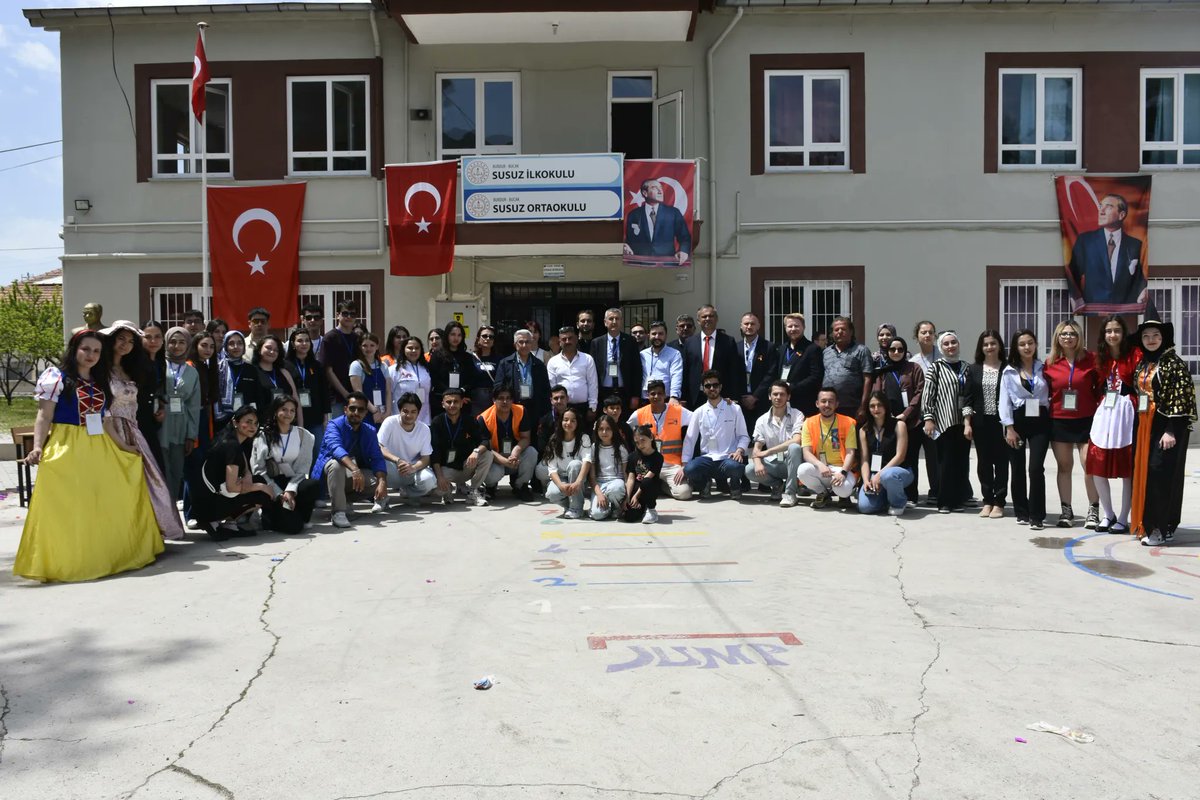 MAKÜ’den Susuz Köyü’nde 23 Nisan Coşkusu
Burdur Mehmet Akif Ersoy Üniversitesi (MAKÜ), Köy Üniversitesi Projesi kapsamında yürütülen Genç Gönüller Köyde programıyla 23 Nisan Ulusal Egemenlik ve Çocuk Bayramı’nı Susuz Köyü’nde büyük bir coşku ve heyecanla kutladı.