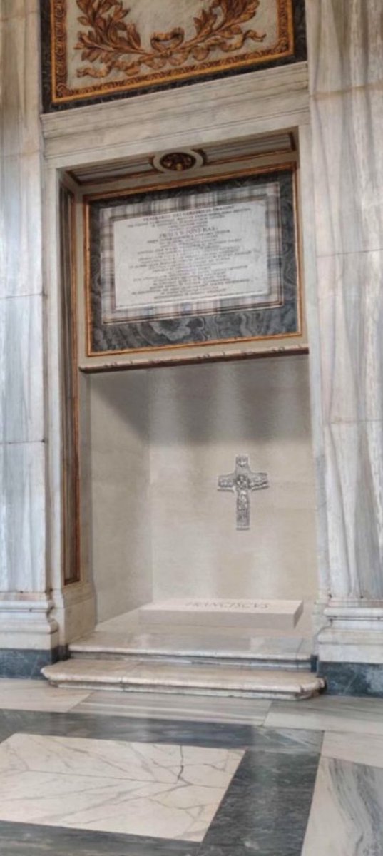 news_vaticano's tweet photo. La Santa Sede ha revelado cómo será la tumba del Papa: una losa de mármol ligur con la inscripción "FRANCISCUS" y una reproducción de su cruz pectoral. La sepultura se encuentra en un nicho de la nave lateral, entre la Capilla Paulina y la Capilla Sforza, en la basílica de Santa María la Mayor.