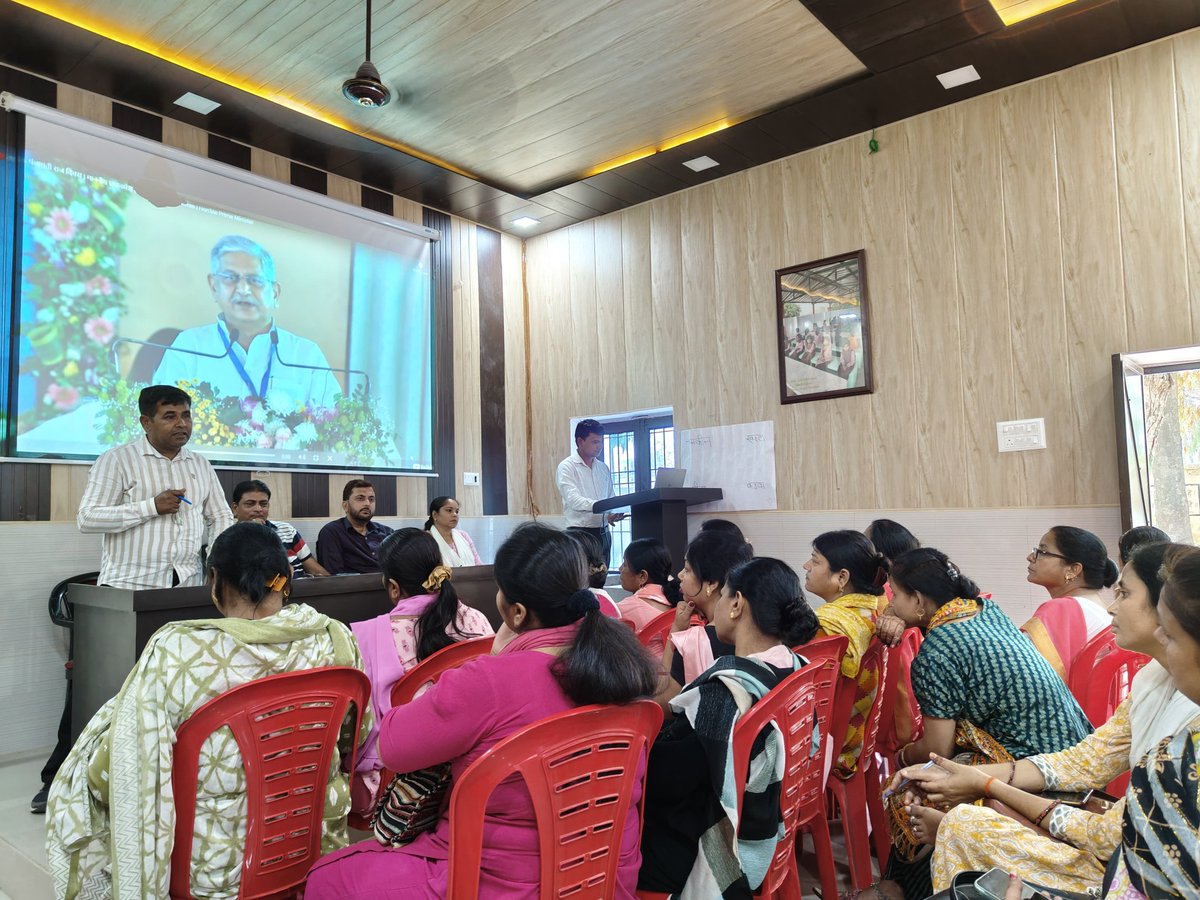 DproBudaun's tweet photo. जनपद बदायूँ में आज दिनांक 24/04/2025 को राष्ट्रीय पंचायती राज दिवस के शुभ अवसर पर ग्राम पंचायत एवं विकासखंड स्तर पर विशेष ग्राम सभा बैठक का आयोजन किया गया जिसमें माननीय प्रधान मंत्री जी द्वारा दिए गए सन्देश का लाइव प्रसारण को जनमानस तक पहुंचाया गया। https://t.co/WfDVBPv6qt