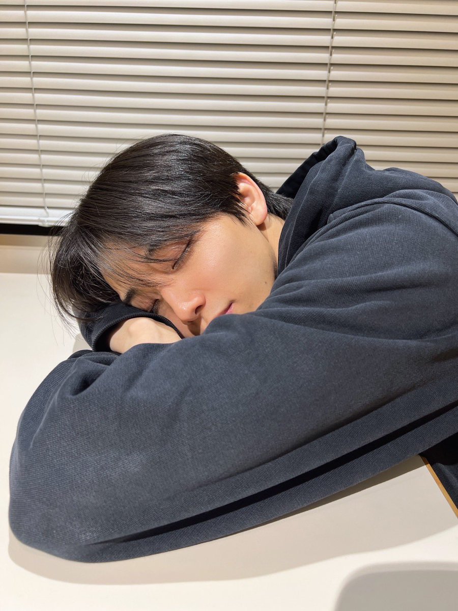 SWAGさん、どうもっす。

こないだHAYATOが寝てたっす。

みなさんに、告げ口っす。