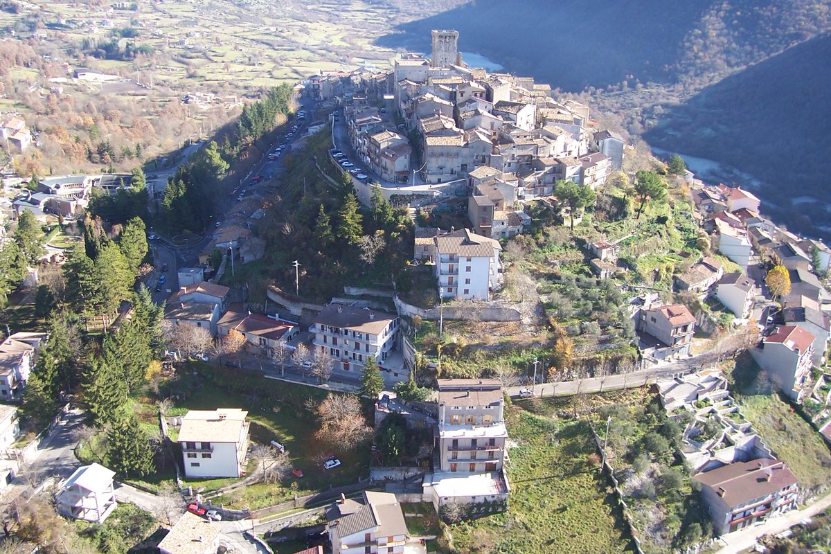 visit_lazio's tweet photo. #TreviNelLazio è un borgo lungo il #CamminoSanBenedetto che sorge attorno alla Rocca, una fortezza strategica sull’alta valle del fiume Aniene. Le origini del borgo sono antiche, i primi abitanti furono gli Equi. 

👉 https://t.co/rOeksjrjV8 

#VisitLazio https://t.co/UbiO6IiNpg