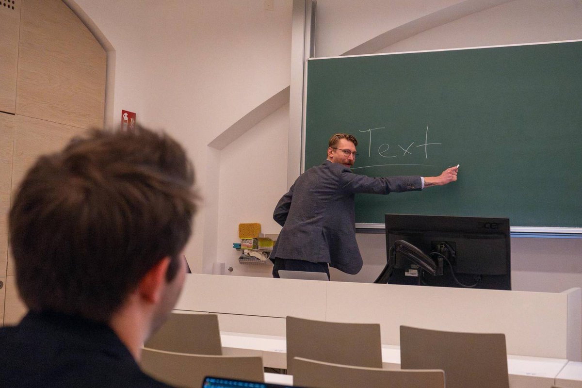 COMPTEXTCONF's tweet image. A stimulating morning of hands-on tutorials at #COMPTEXT2025 introduced participants to advanced techniques in digital trace data collection, visual content analysis, and Bayesian text modelling. The day is far from over — stay tuned for more cutting-edge methods in action.