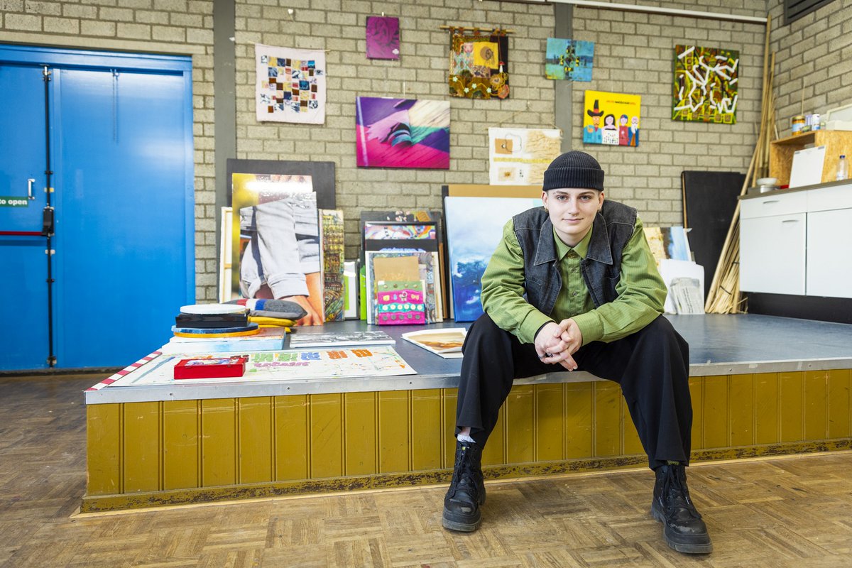 Karlijn is student Social Work en loopt stage bij Atelier Spat, waar die creatieve projecten bedenkt en organiseert. “Ik wil graag verbinding aangaan met mensen, kunst is daarvoor een mooi middel.” tussenvoorziening.nl/verhalen/karli…