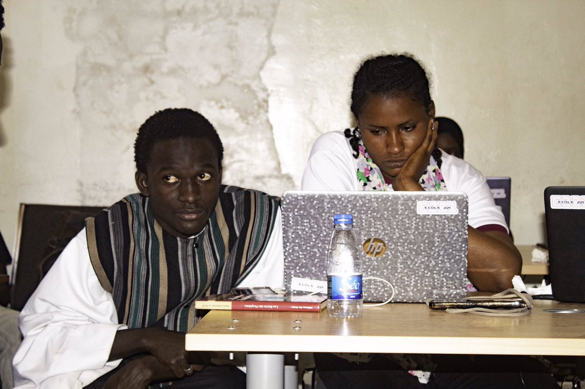 221Ecole's tweet image. 💻📌 𝗗𝗲𝘀 𝗳𝗼𝗿𝗺𝗲𝘀, 𝗱𝗲𝘀 𝗰𝗼𝘂𝗹𝗲𝘂𝗿𝘀, 𝗱𝗲𝘀 𝗶𝗱é𝗲𝘀 𝗽𝗹𝗲𝗶𝗻 𝗹𝗮 𝘁ê𝘁𝗲 ! 🎨

#OpportunitéÉducative #marketingdigital #Formation #Licence #Ecole221 #Design #DevelopementWeb #codage